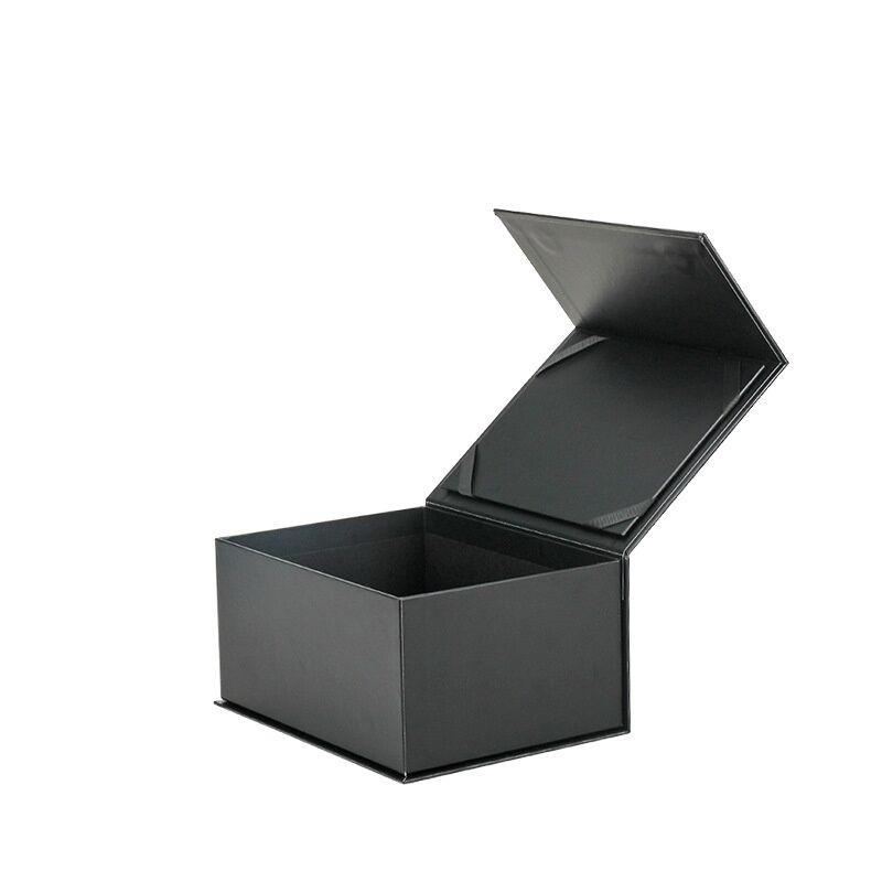 Подарочные коробки из картона с ленточным закрытием и специальной отделкой: горячее тиснение, выборочное УФ-лакирование, тиснение, дебоссинг для придания внешнего вида